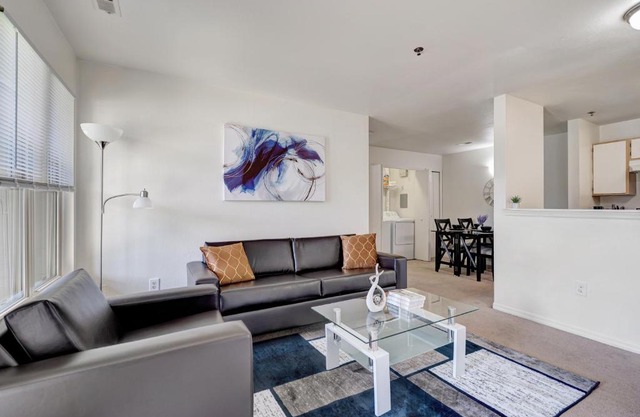 Cozy Oasis-Pool-2BR-Wi-fi-Near University of IL
