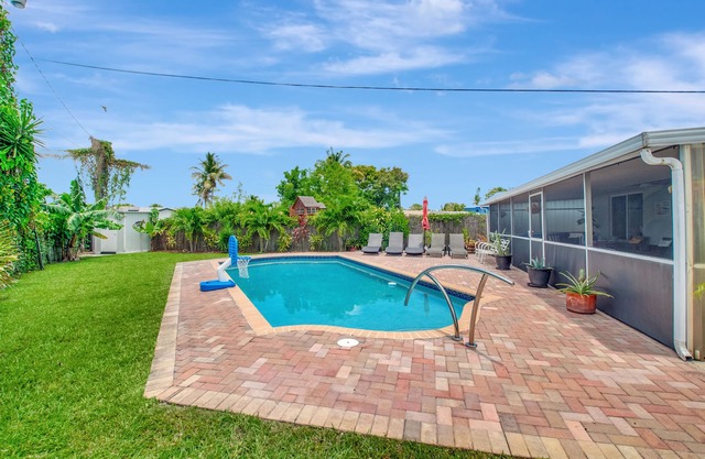Tropical oasis getaway heated pool in Boca Raton