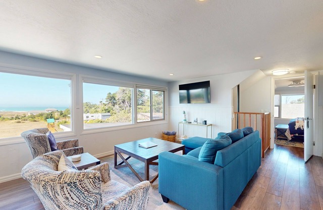 Cozy ocean-view apartment with, fireplace, yard games, easy walk to beach