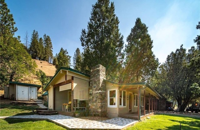 Cozy Off-Grid Cabin, private 300-acres retreat