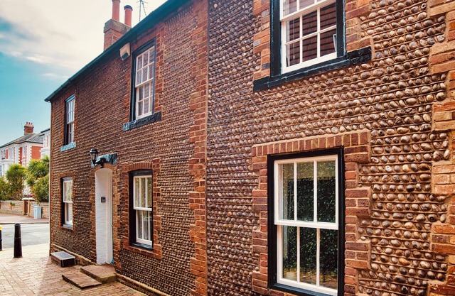 Charming 250-Year-Old Cottage Near Beach & Theatres
