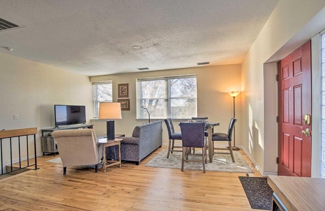Cozy Omaha Condo - 6 Mi to Henry Doorly Zoo!