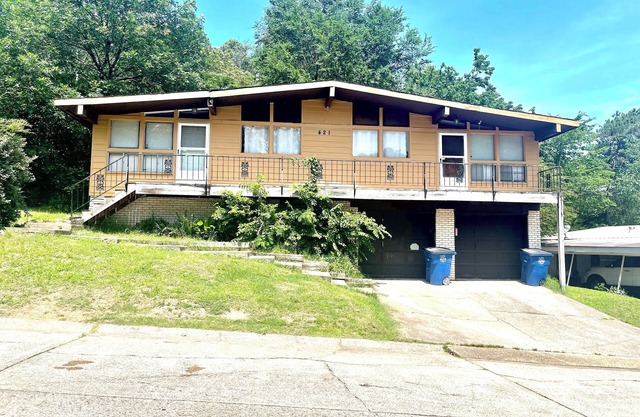 Cozy One Bedroom Apartment with quick access to major highways, and more!