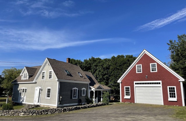 Cozy Owl’s Head village home