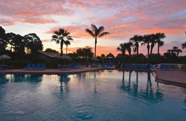 Cozy park home amenities galore! Near Legacy Bike trail & only 3 miles to beach.