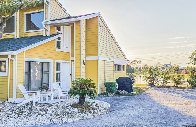 Cozy , Pet Friendly 2 Bedroom / 1 Bathroom, Just 5 minutes from the Beach!