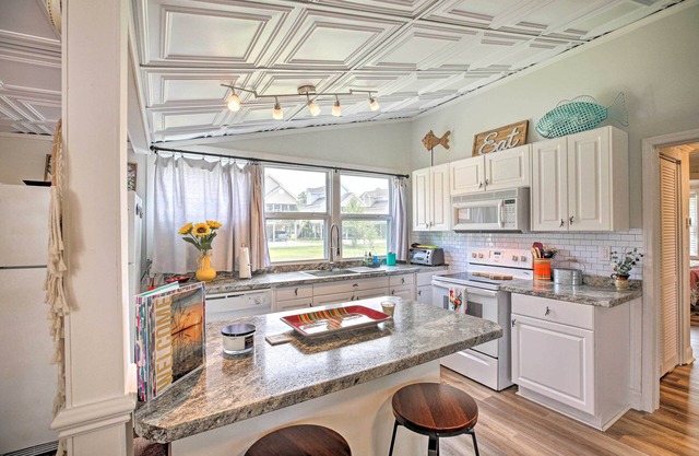 NEW! Cozy Pet-Friendly Cottage: Walk to White Lake