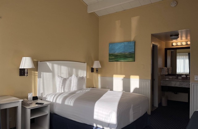 Cozy PET FRIENDLY Double Queen Room at Ocean-Side Property!