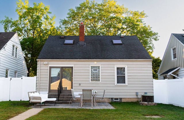 Cozy Pet Friendly Home w/ Private Yard & King Bed - Near Wauwatosa