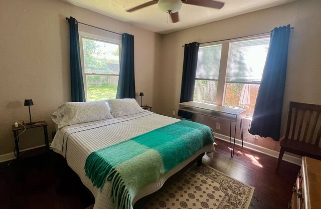 Cozy & pet friendly! Perfect Location, Mueller / MLK station.
