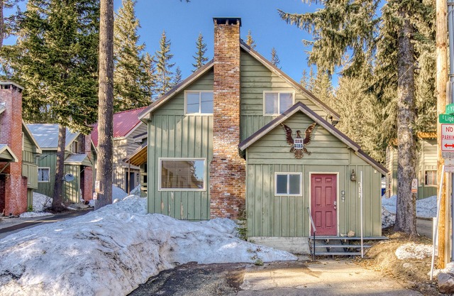 NOUVELLE LISTE! Maison de pin confortable au coeur du camp du gouvernement!