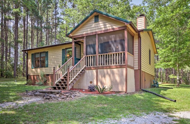 Cozy Pine Mountain Cabin with Screened Porch and Yard!