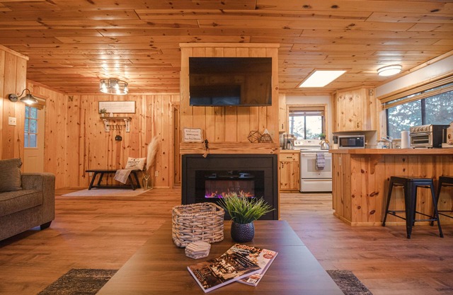 Cozy Pines Hideaway- BBQ, fire-pit, zip-line, archery, and fireplace