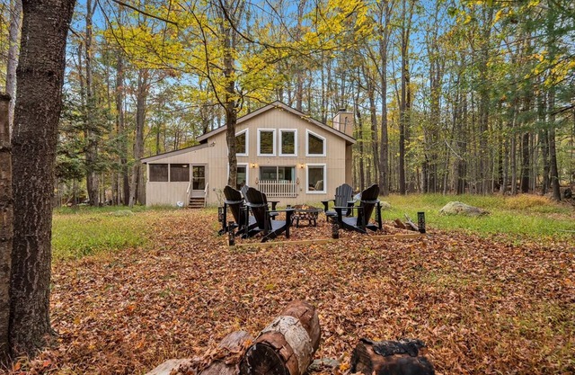 Cozy Poconos Getaway - Fireplace - Near Kalahari