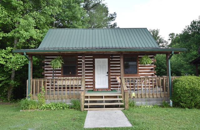 Cozy Pondside Cabin five minutes from Laurel Lake