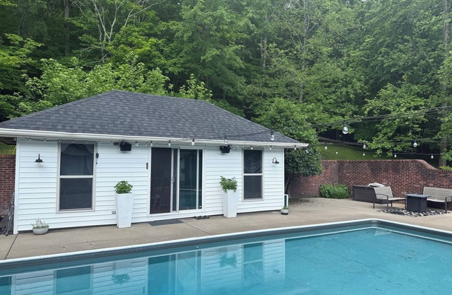 Cozy Pool House 20 mins from Downtown