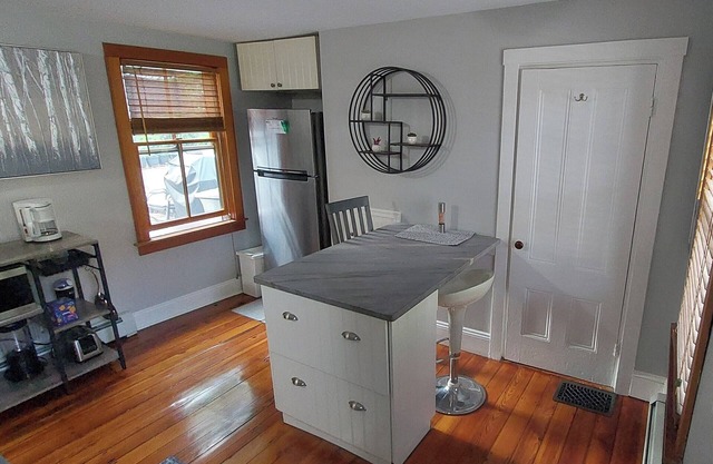 Cozy priv apt in antique home on the edge of Boston w public trans Full kitchen!