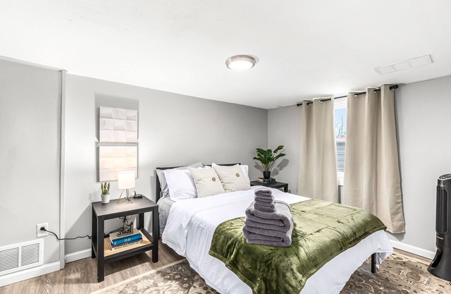 Cozy & Private 1BR Basement suite in Hazel Park