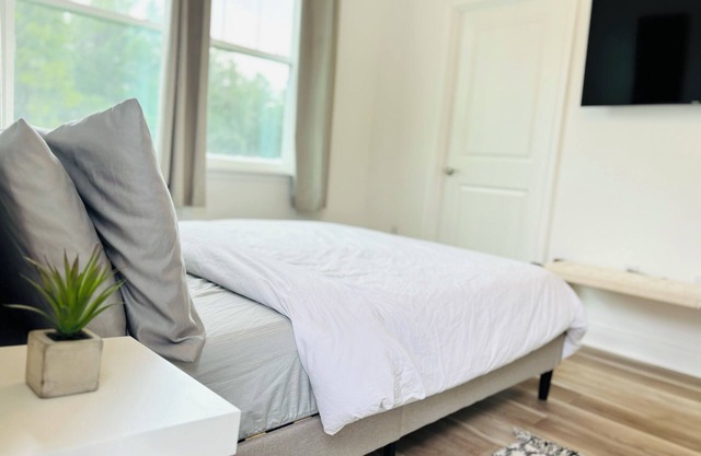 Cozy private bedroom and private bathroom in Kissimmee. Pets are always welcome!