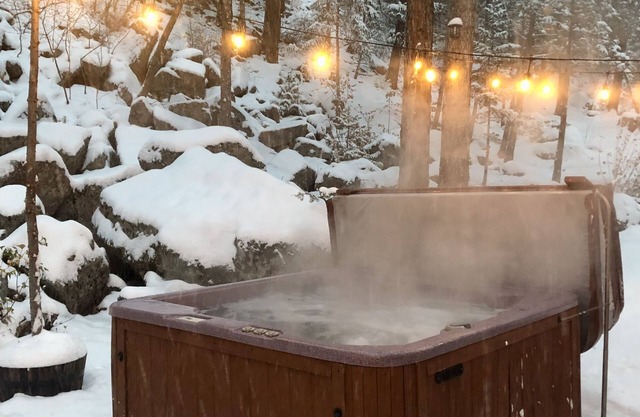 Cozy private cabin nestled in the rocks near fishing and hiking with hot tub