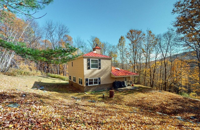 Cozy private cabin, wood stove, w/d, TVs, wifi, deck, close to skiing & golfing