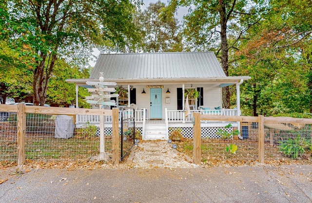 Cozy private cottage on shared property with firepit & W/D - dog-friendly