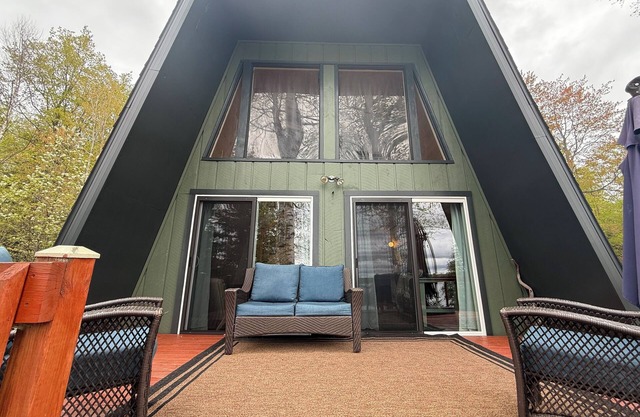 Cozy, private lakefront cottage with sunset view!