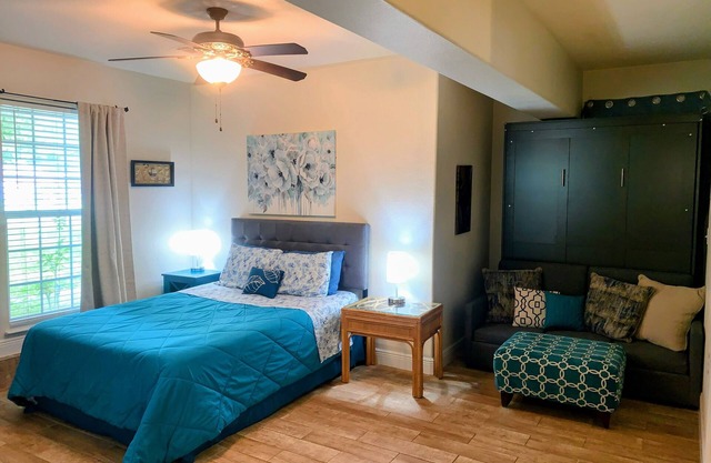 Cozy Private Room-Queen Bed, Hot Tub, Pets Welcome!