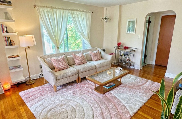 Cozy, Private-Entry Loft Located within Walking Distance to Everything!