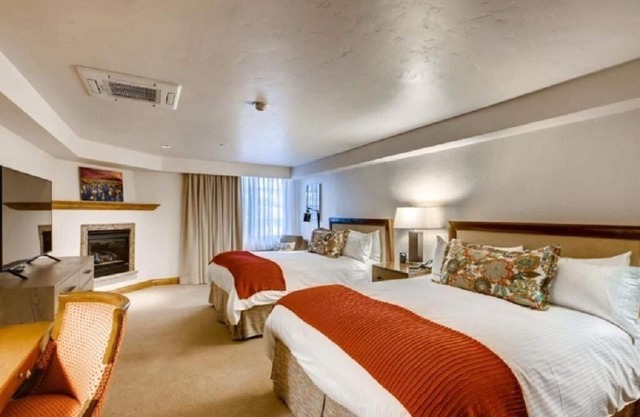 Cozy QQ room at Gravity Haus in the heart of Vail Village - walk to ski lifts!