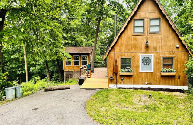 Chalet confortable niché dans les bois - Isolé (nouveaux tarifs d'hiver avec des rabais sem / semaine)