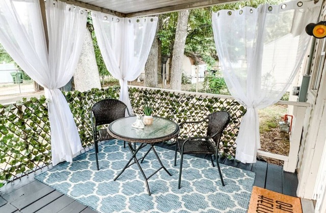 Cozy 2BR Bungalow in the Heart of the Historic District Convenient to Downtown