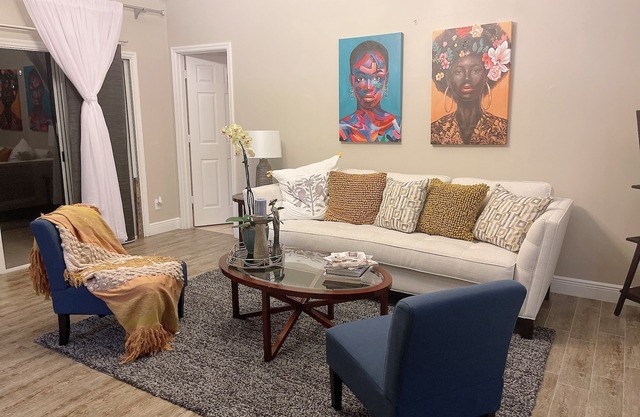 Cozy Queen Bedroom near to MCO, Conventions C. Parks, Shopping area and more.