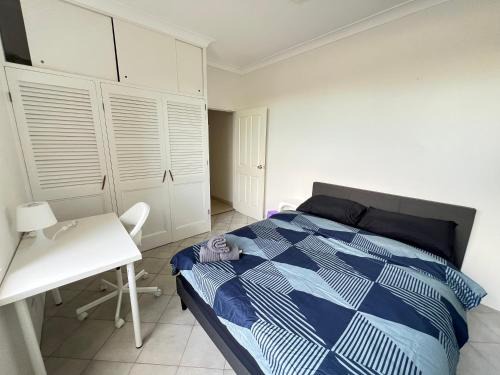 Cozy Queen Room in Sydney's Inner West - CS3