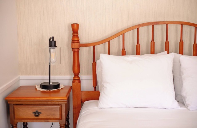 Cozy Queen Room in Inn on Crotched Mountain
