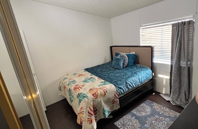 Cozy Queen room w/WiFi nestled close to Cal Poly Pomona and Clairmont College’s