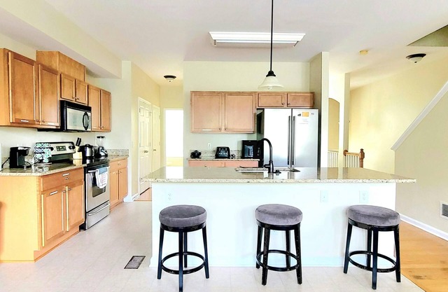 Cozy, Quiet Home Near Mall of Georgia
