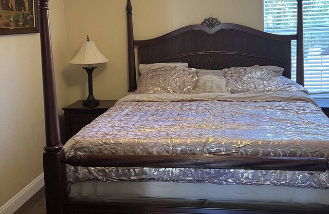 Cozy Quiet Room, 20 Minutes from Naples Beautiful Beaches