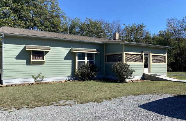 Cozy Ranch Home w/Spacious living/ kitchen, screened in porch
