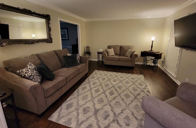 Cozy Ranch house. Centrally located. 2.2 miles to Ky Fair Expo Center.