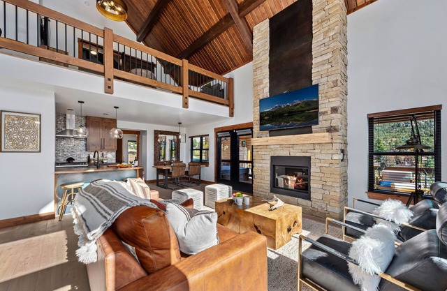 Nouvelle cabane en rondins surplombant le lac Estes et Longs Peak