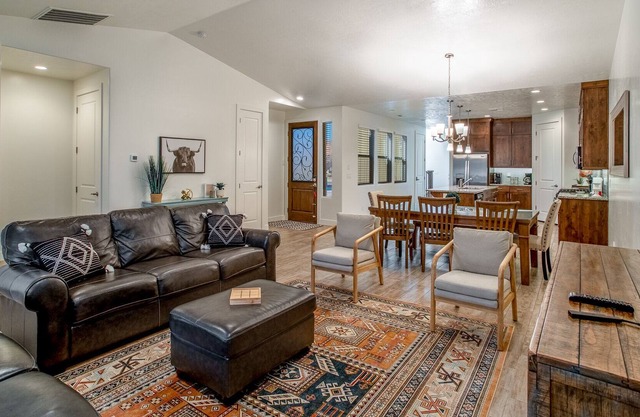 Cozy Family Friendly Retreat In Paradise Village - 🥾& 🚵‍♀️ 3 bdrm, 3.5 bath