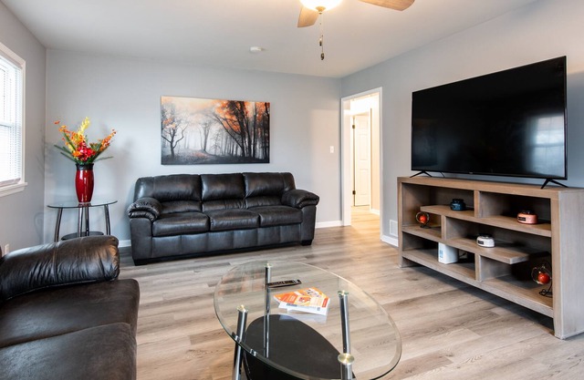 Cozy remodeled home, close to Louisville's attractions!