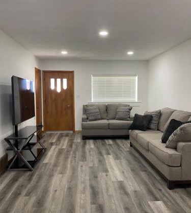 Cozy & Renovated 2 Bed Apartment