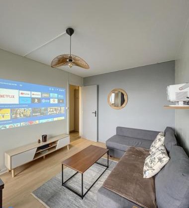 Cozy renovated apartment with cinema atmosphere and view