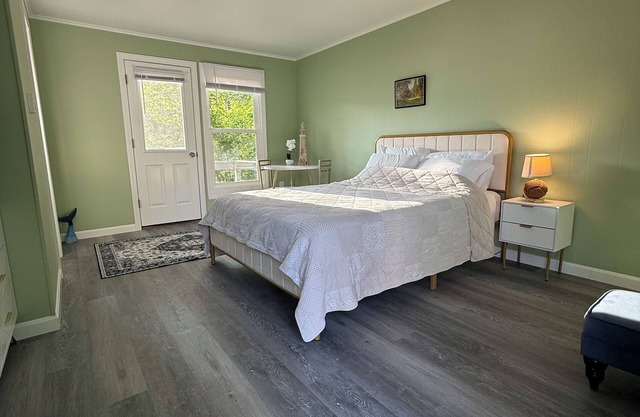 Cozy Renovated Cabin in Central Boothbay– Peaceful, Private, Close to Everything