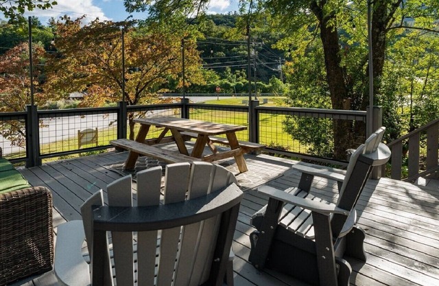 CHIMNEY ROCK VIEW...charming, renovated, spacious 2bedroom cottage in Lake Lure