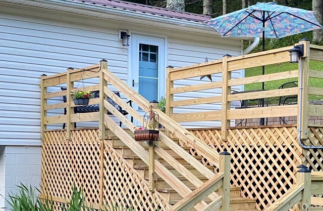Cozy respite minutes from our "artsy" town, hiking trails or canoeing / rafting.