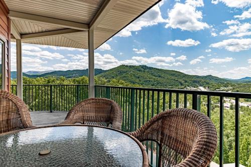 Cozy Retreat 2BR Condo with Jacuzzi & Indoor Pool