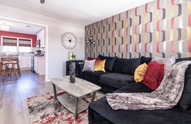 Cozy Retreat Close to Downtown + Parking